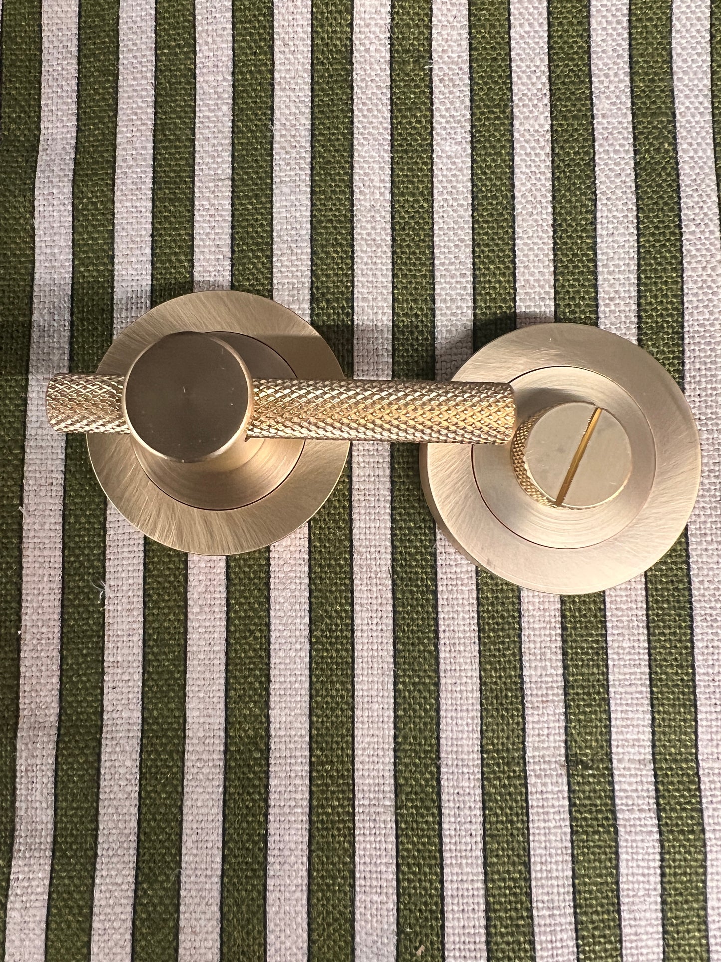 Bari knurled bathroom turn and release in satin brass