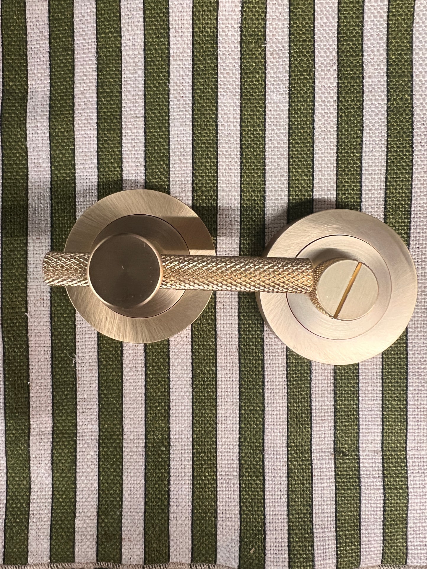 Bari knurled bathroom turn and release in satin brass