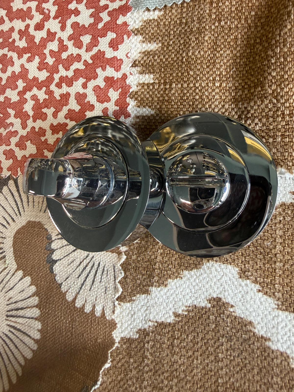 Bathroom turn and release in polished chrome