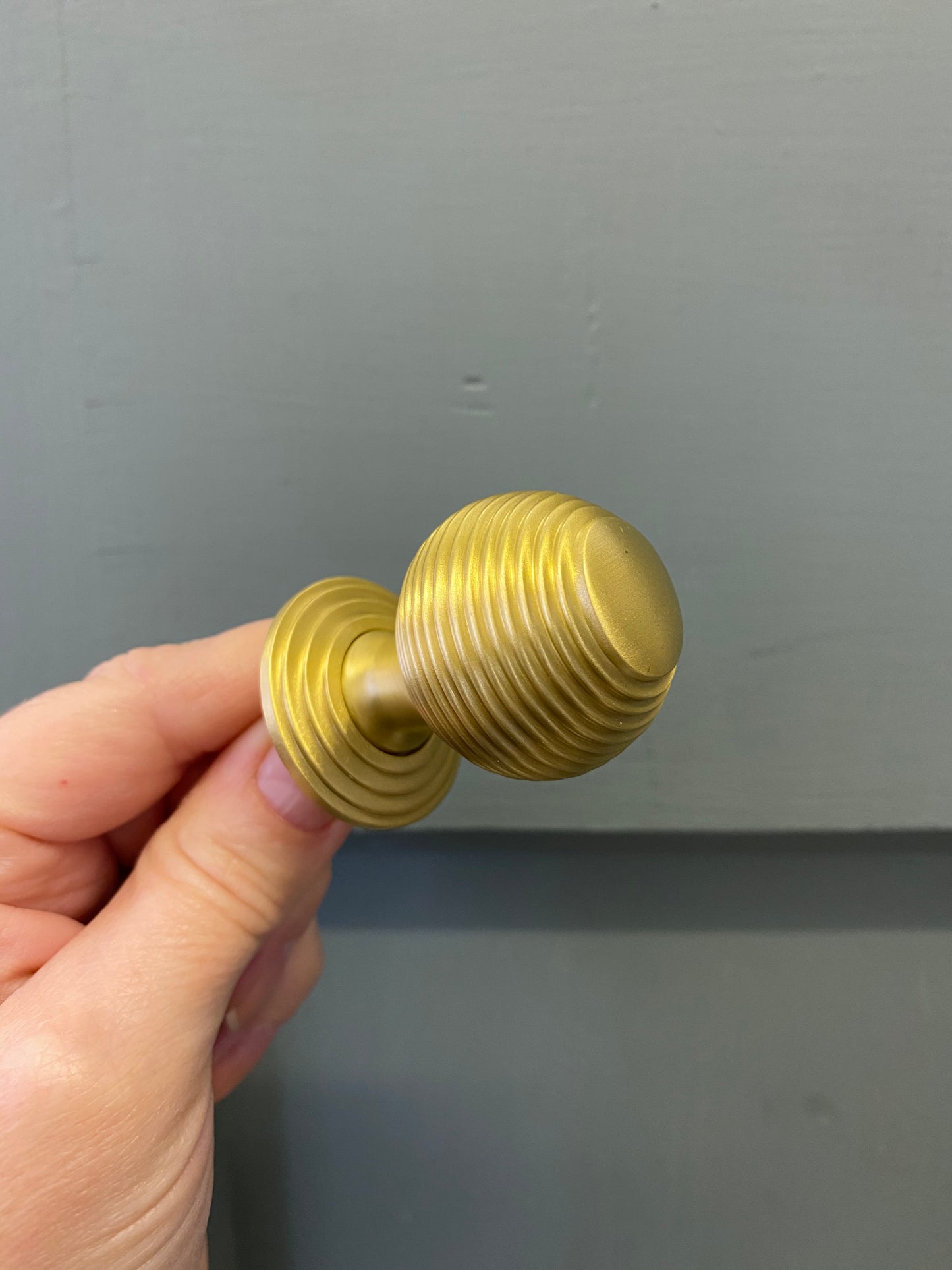 Reeded satin brass cupboard knob