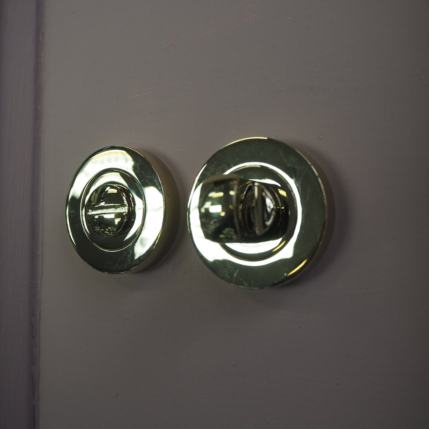 Bathroom turn and release polished brass