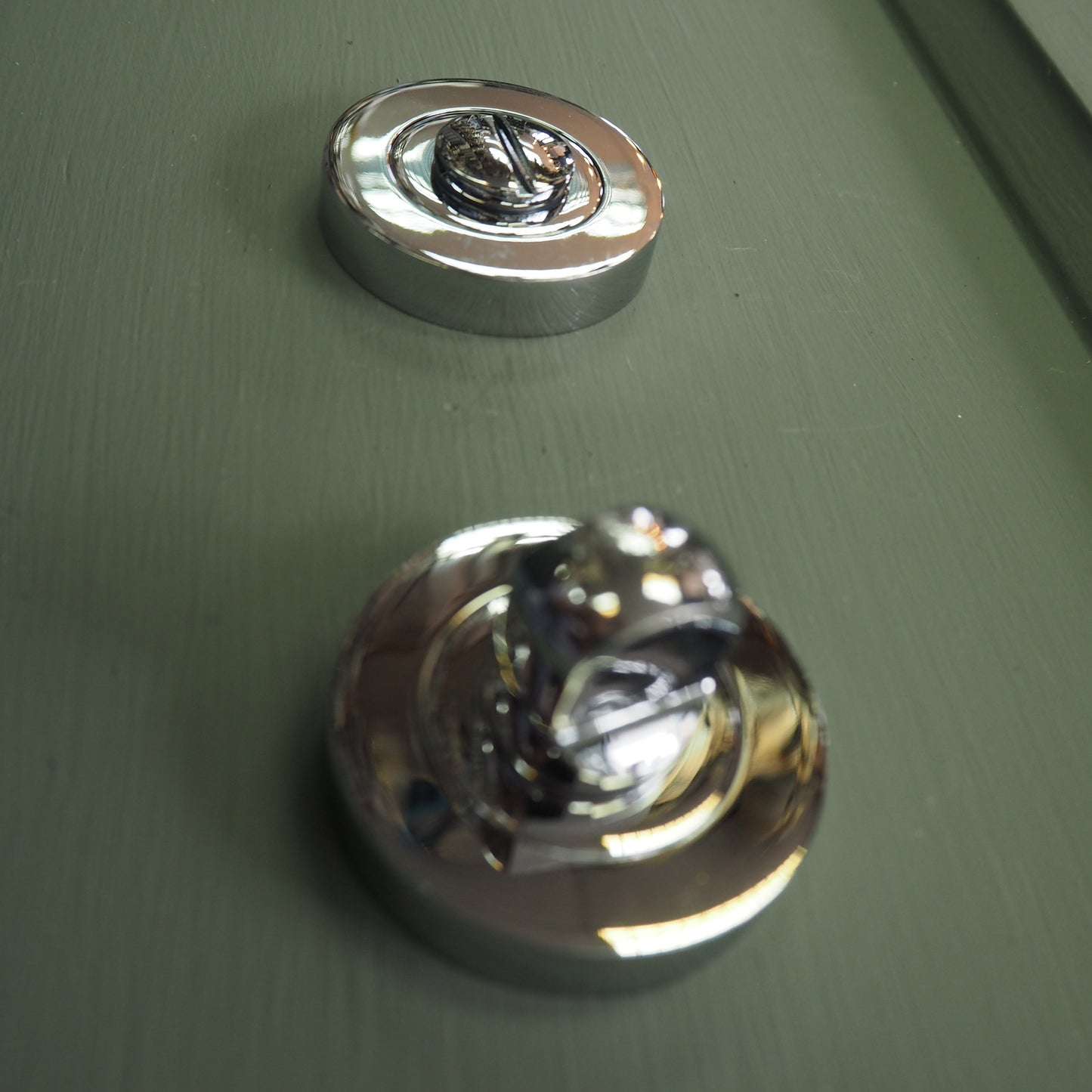Bathroom turn and release in polished chrome