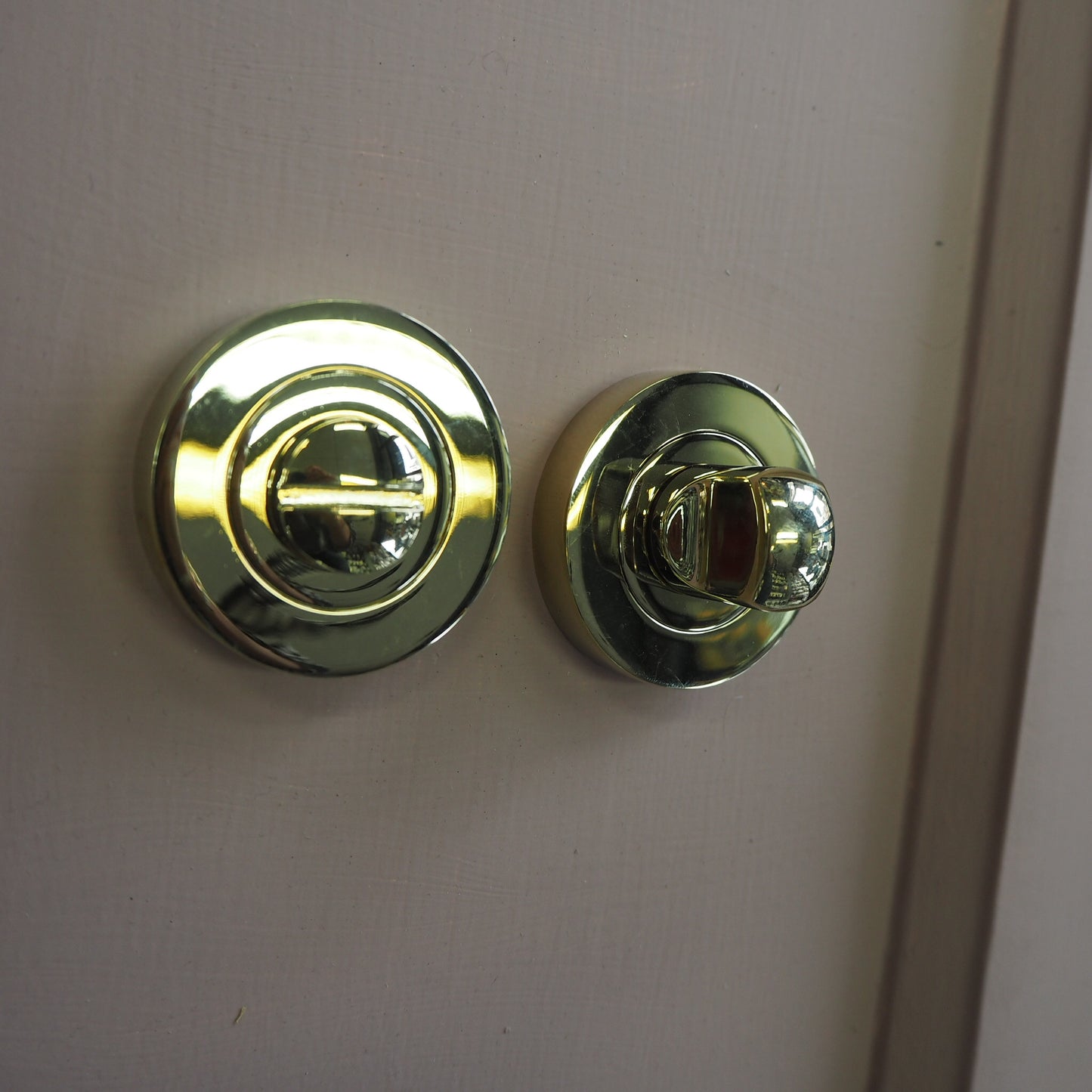 Bathroom turn and release polished brass