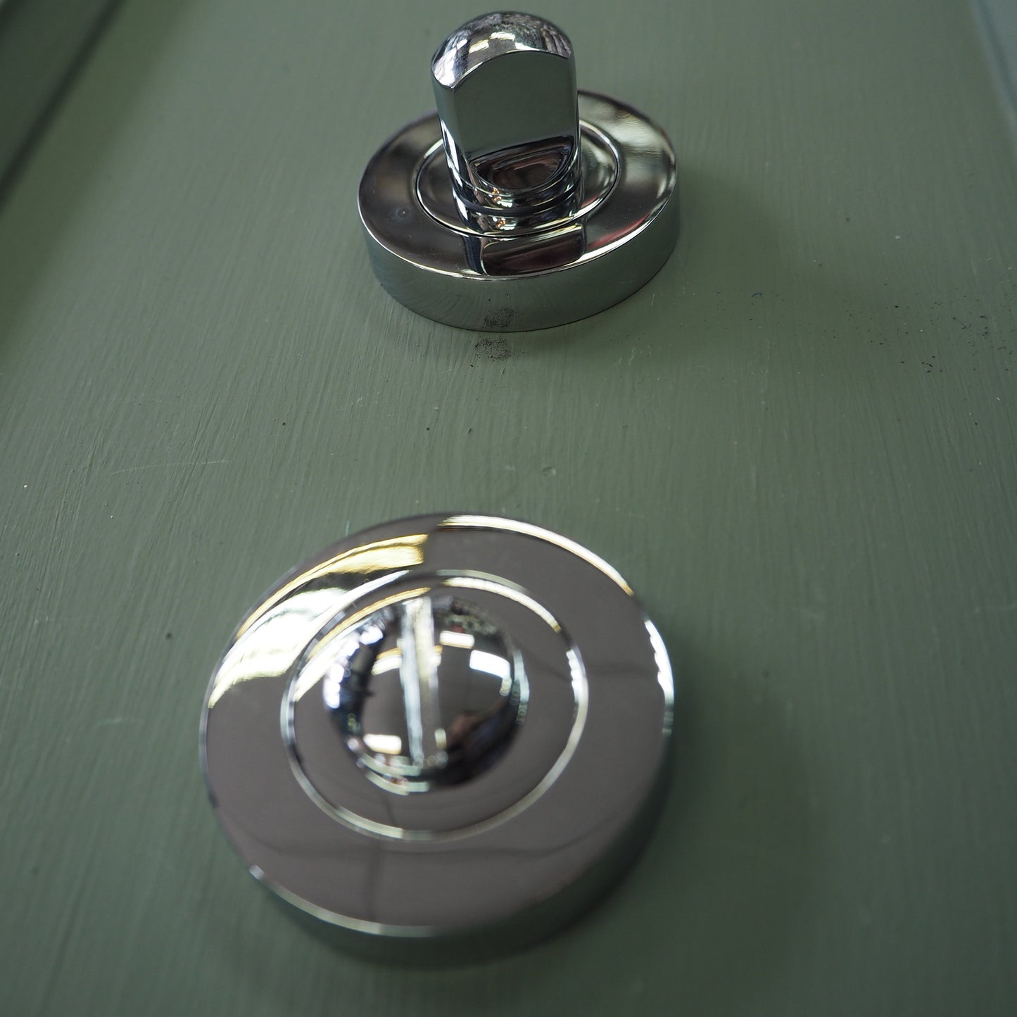 Bathroom turn and release in polished chrome