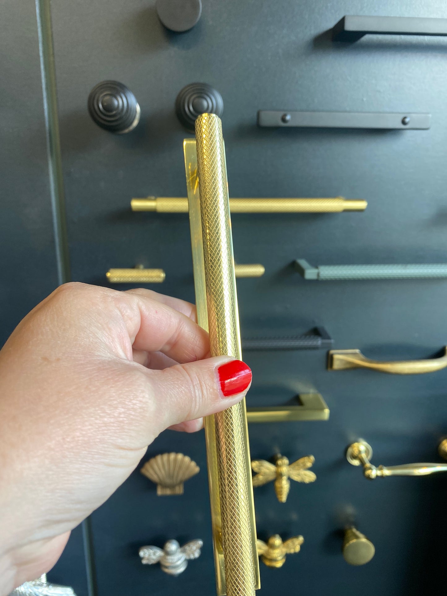 Knurled cabinet pull handle with plate