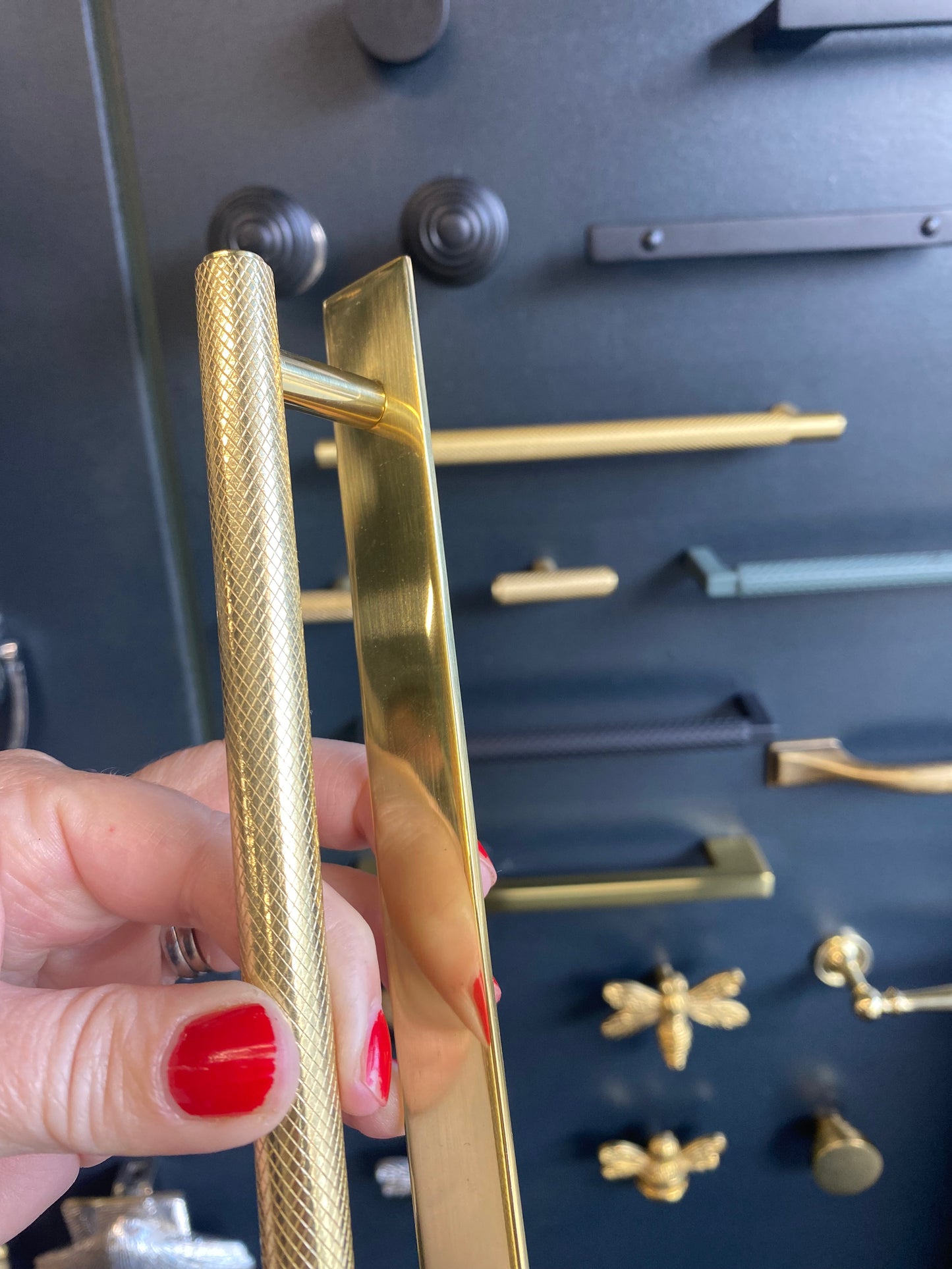 Knurled cabinet pull handle with plate