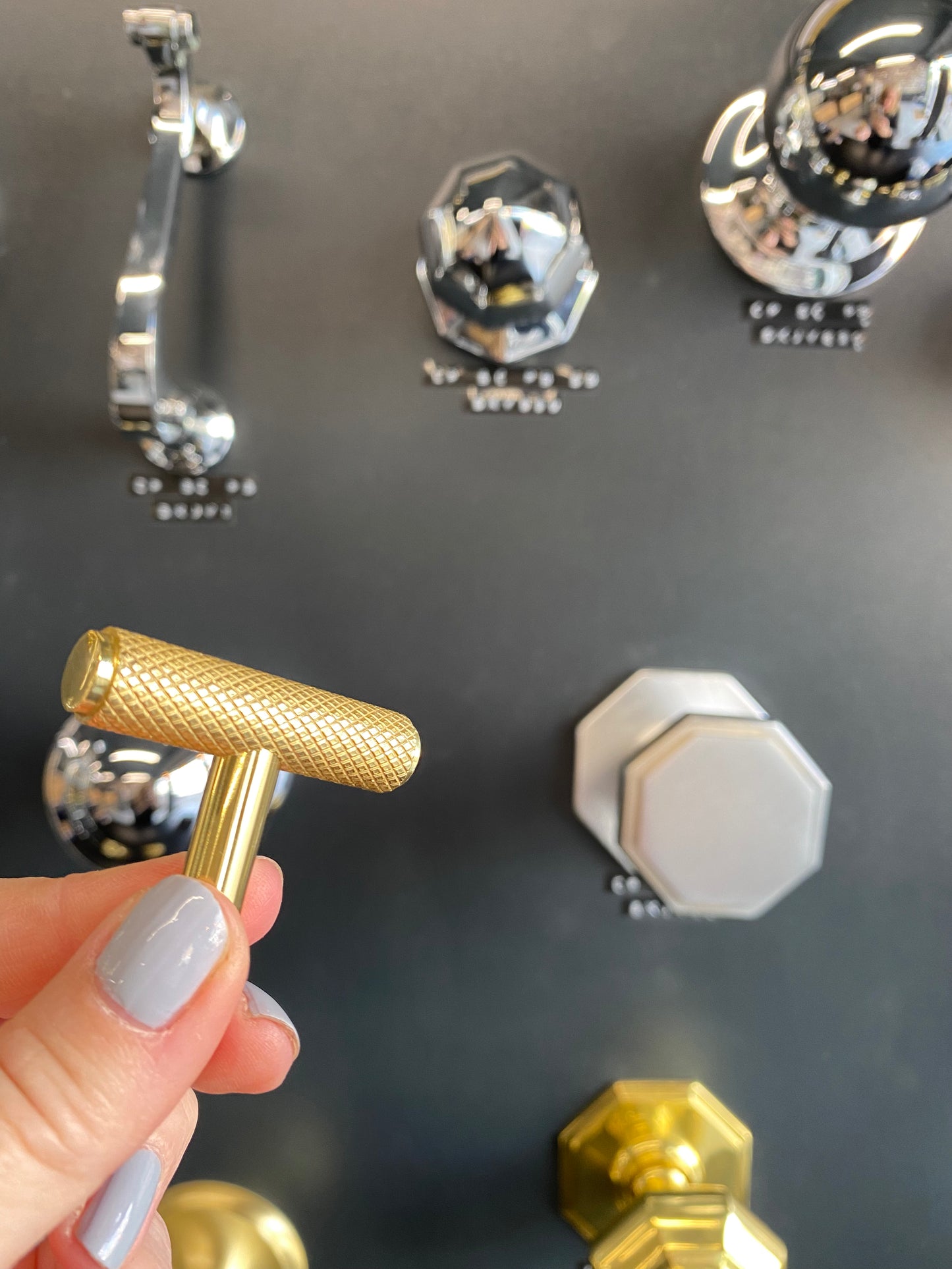 Knurled T-bar Cabinet Knob in Polished Brass