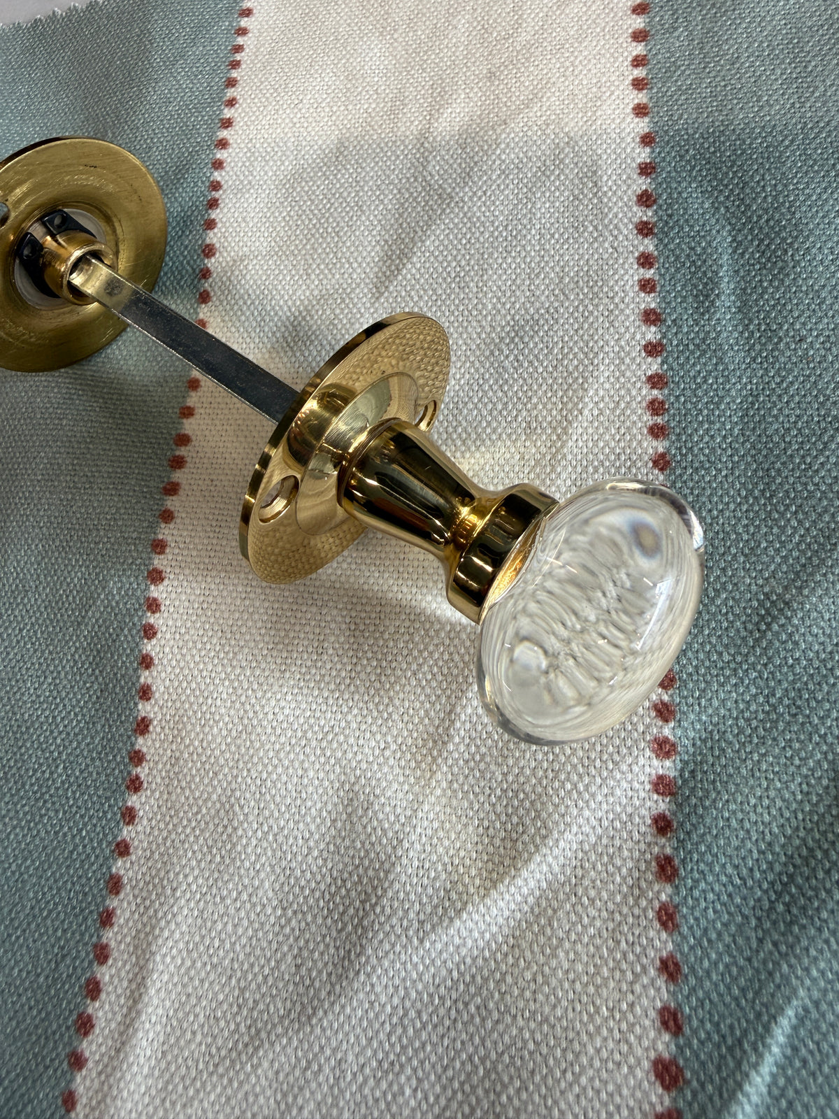 Oval glass bathroom turn and release in brass