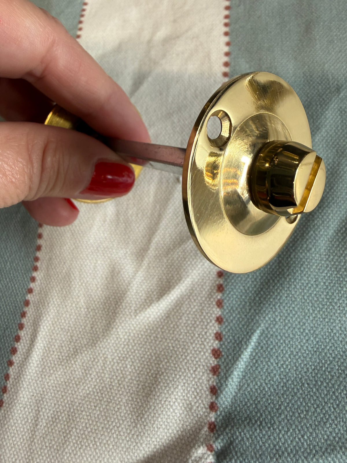 Oval glass bathroom turn and release in brass