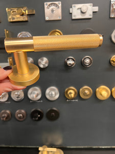 Bari knurled lever on rose door handles in satin brass