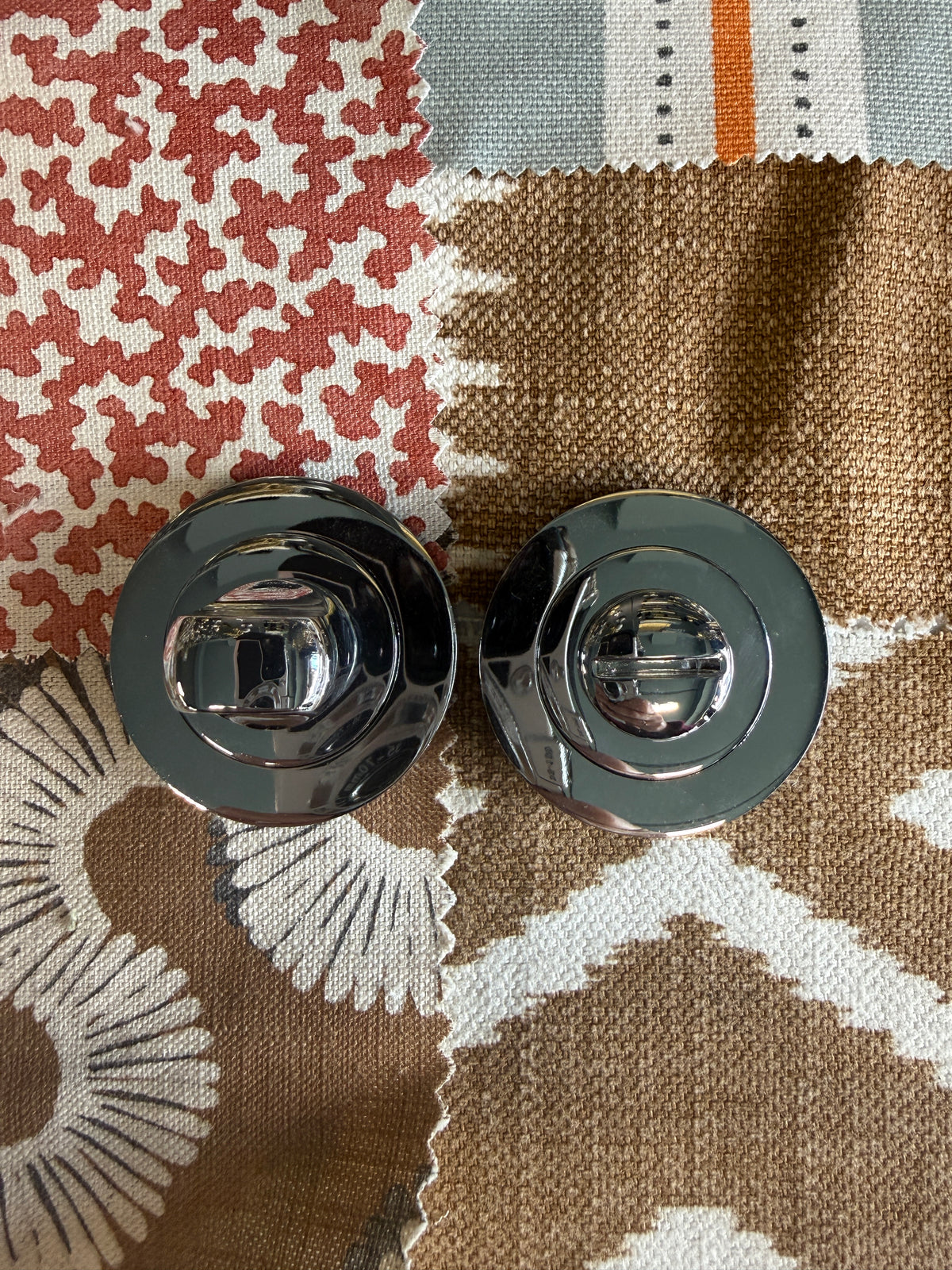 Bathroom turn and release in polished chrome