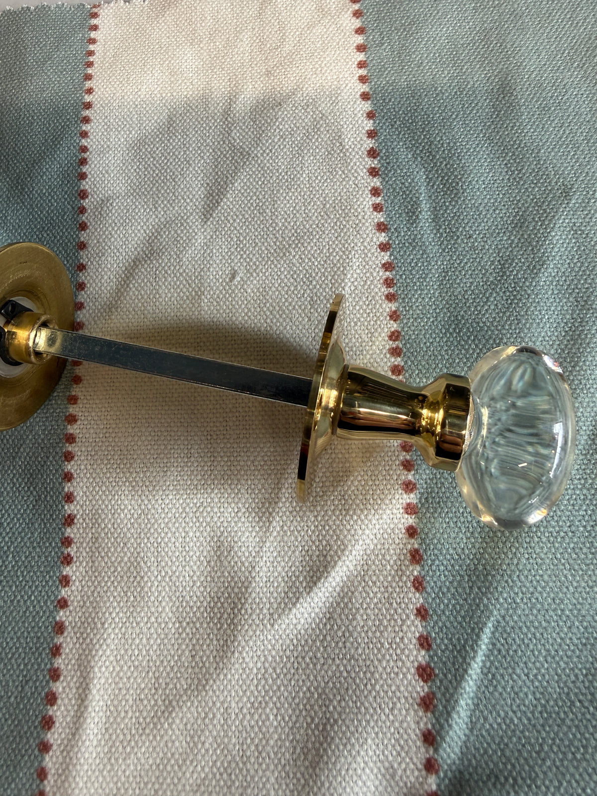 Oval glass bathroom turn and release in brass