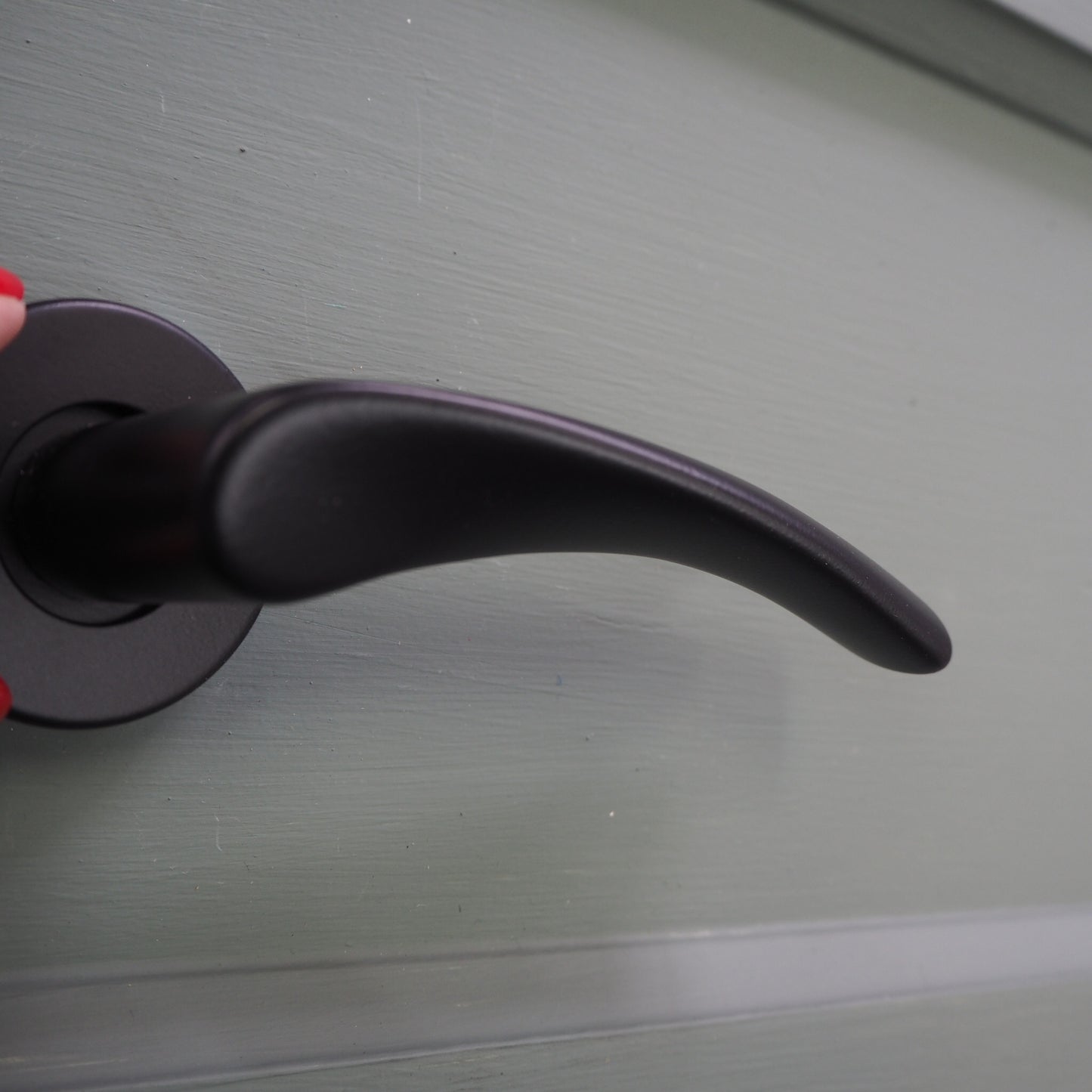 Matt black curve lever on rose handle