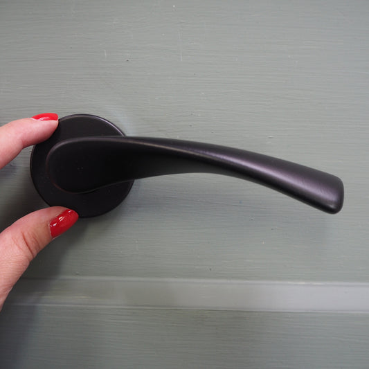 Matt black curve lever on rose handle