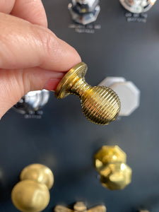 Reeded cupboard knob in polished brass 22mm